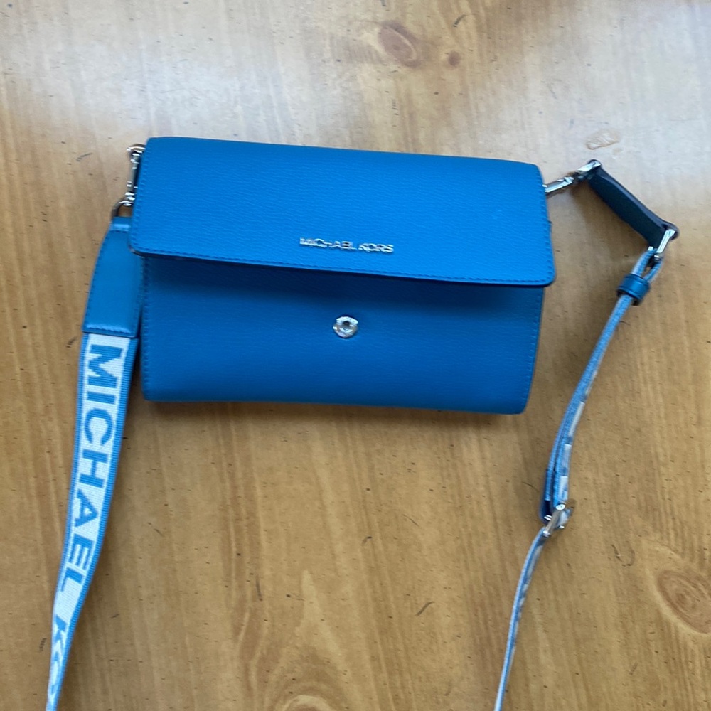 MICHAEL KORS CROSS BODY BAG..